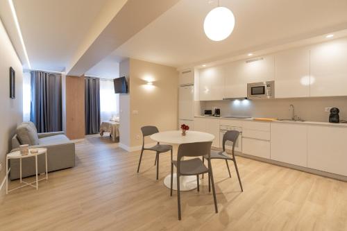 a kitchen and living room with a table and chairs at HALO Vigo TRES in Vigo