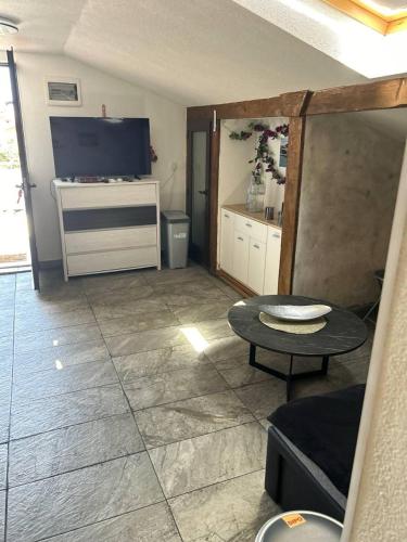 Villa Hanka Umag - 3 verschiedene Whg - 40 qm 3 Pers, 50 qm bis 4 Pers oder 70 qm bis 5 Pers, Balkone, nur 70 m zum Strand, von 3 bis max 5 Personen, WLAN, SAT-TV, Klima, Küche, Parkplätze,ruhig gelegen