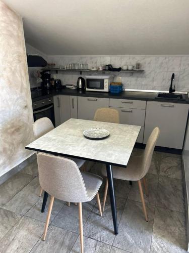 Villa Hanka Umag - 3 verschiedene Whg - 40 qm 3 Pers, 50 qm bis 4 Pers oder 70 qm bis 5 Pers, Balkone, nur 70 m zum Strand, von 3 bis max 5 Personen, WLAN, SAT-TV, Klima, Küche, Parkplätze,ruhig gelegen