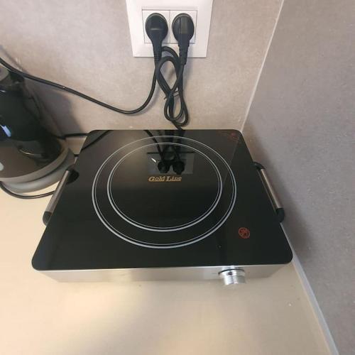 a record player sitting on top of a table at Ryo 12 דירת סטודיו ליד חוף הים לנופש מושלם in Bat Yam