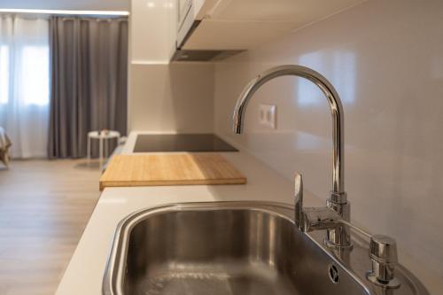 eine Küche mit Spüle und Arbeitsplatte in der Unterkunft HALO Vigo CUATRO in Vigo