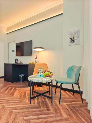 Brown Jerusalem Hotel & Convention Centerにあるテレビまたはエンターテインメントセンター