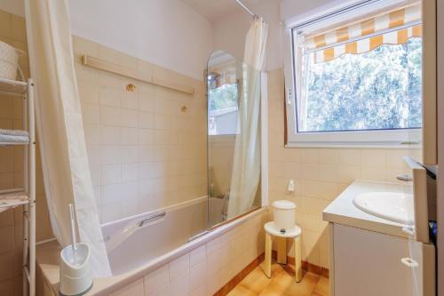 a bathroom with a tub and a sink and a shower at Maison du Fangu - Da Simone - Maison de 160 m2 in Galeria