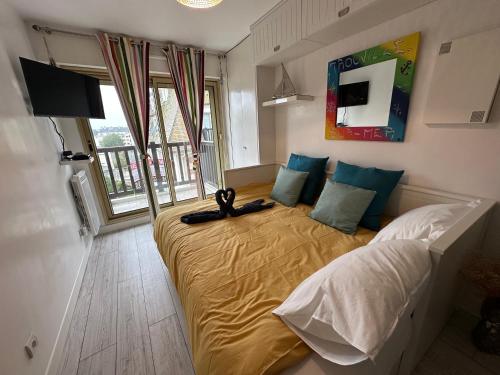 Postel nebo postele na pokoji v ubytování Studio Le Trouvillais proche du centre et de la gare