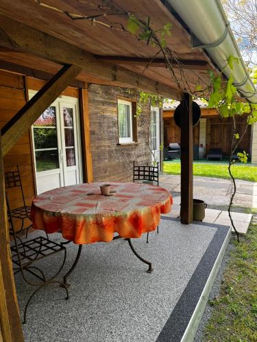 a table sitting under a pergola at Gite de Haute Saintonge à Crazannes in Crazannes