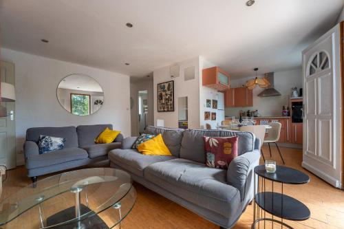 un salon avec un canapé et une table dans l'établissement Le Martinet - Maison avec piscine et jaccuzi, à Le Martinet