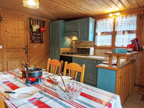 - une cuisine avec une table, des assiettes et des ustensiles dans l'établissement Apartment Rubigny by Interhome, à Saint-Gervais-les-Bains