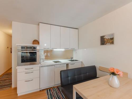 Kuchyň nebo kuchyňský kout v ubytování Apartment Haus Achenstrasse-2 by Interhome