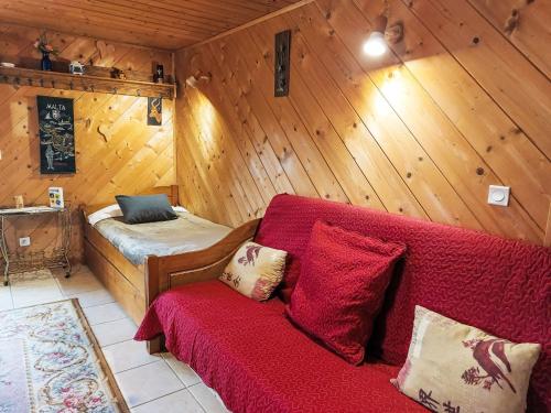 - une chambre avec un canapé et un lit dans une cabine dans l'établissement Apartment Rubigny by Interhome, à Saint-Gervais-les-Bains