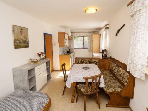 kuchnia ze stołem, małym stołem i krzesłami w obiekcie Holiday Home Schwarzenegg by Interhome w mieście Wagrain
