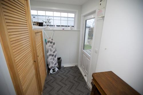 einen kleinen Flur mit Tür und Fenster in der Unterkunft Viewcliff in Scalloway