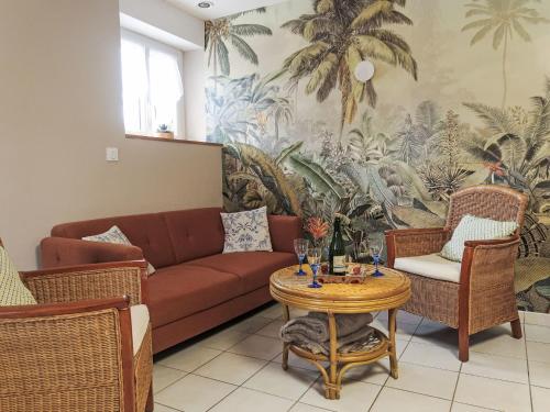 un salon avec un canapé, des chaises et une table dans l'établissement Holiday Home Houat by Interhome, à Plouhinec