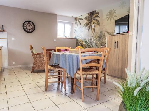 une salle à manger avec une table et des chaises dans l'établissement Holiday Home Houat by Interhome, à Plouhinec