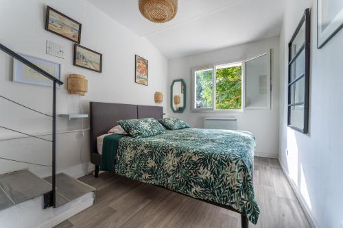 une chambre avec un lit et une fenêtre dans l'établissement Le Martinet - Maison avec piscine et jaccuzi, à Le Martinet