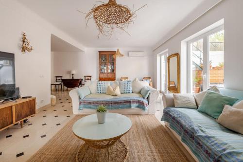 Family Villa in Lisbon ,Heated Pool ,Elevator,Parking,6 Bedrooms,Sleeps 14