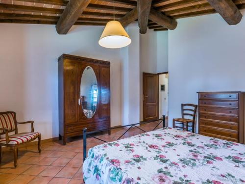 Ένα ή περισσότερα κρεβάτια σε δωμάτιο στο Holiday Home Podere S Giovanni by Interhome