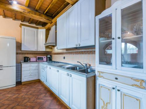Kuchyň nebo kuchyňský kout v ubytování Holiday Home Badia a Passignano by Interhome