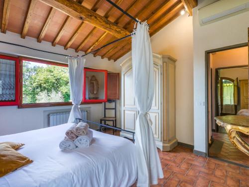 Postel nebo postele na pokoji v ubytování Holiday Home Badia a Passignano by Interhome