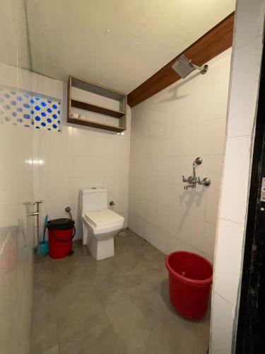 a bathroom with a white toilet and a sink at Sonho do Mar in Agonda