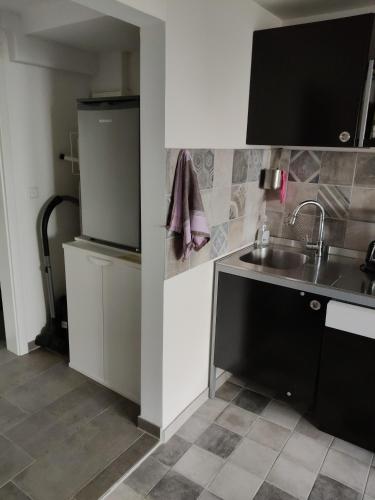 a kitchen with a sink and a refrigerator at GeraldineWeg30 -FeWo Geralex in Hessisch Oldendorf