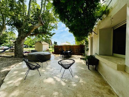 Photo de la galerie de l'établissement Avignon, mas 10 pers, climatisation et SPA, à Avignon