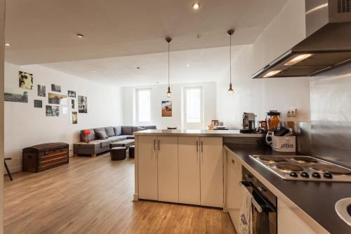 une cuisine et un salon avec une cuisinière et un four dans l'établissement Loft coeur Panier, à Marseille