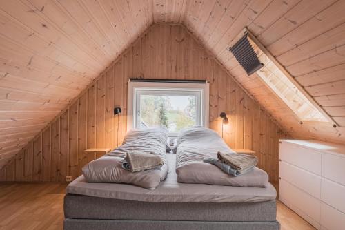 เตียงในห้องที่ Toppleilighet i sentrum av Lillehammer