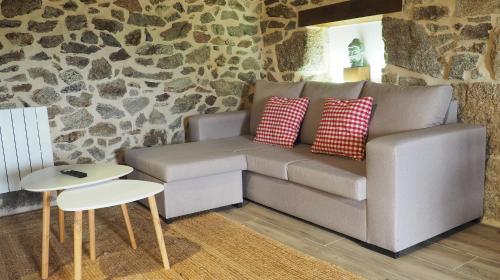 a living room with a couch and a table at Apartamentos Muralla Sacra in Sober