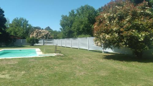 una valla alrededor de una piscina en un patio en La casa de Susana en el candil, en Solís