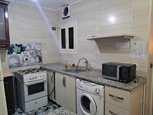 Kitchen o kitchenette sa شقة مميزة جدا في قلب العاصمة قريبة من جميع الأماكن والخدمات