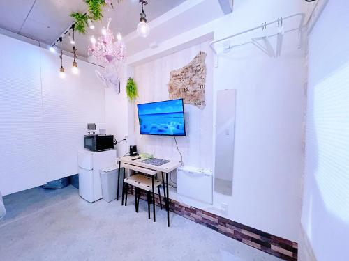 東京にある25平米1Floor studio Max 4P 上北沢sta 4mins Akira&chacha guest homeのデスク、壁にコンピュータが備わる客室です。