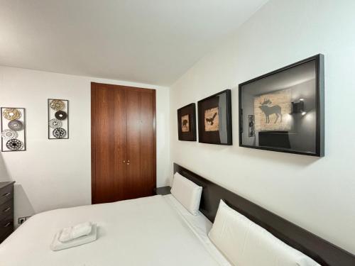 a bedroom with a bed and a tv on the wall at Life And apartment a pie de pistas, El Tarter in El Tarter