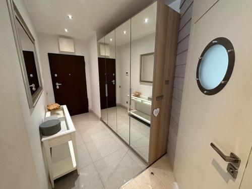 ミエルノにあるApartament Mielno DUNE sea viewのバスルーム(鏡、ウォークインシャワー付)