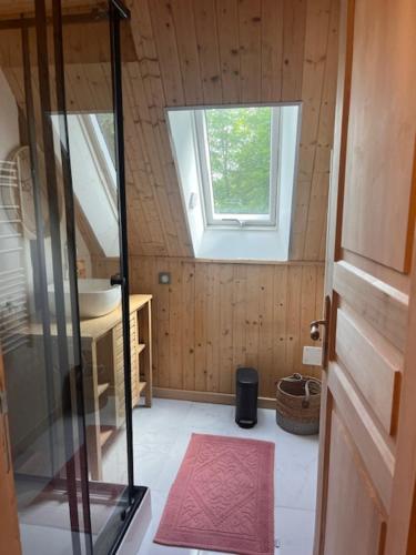 une petite salle de bain avec un lavabo et une fenêtre dans l'établissement Maison de vacances a la montagne, à Gazost