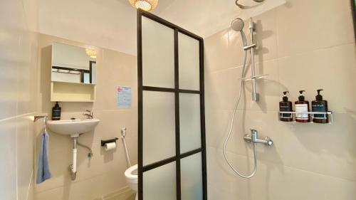 Ванная комната в Rooftop Suites Pusat Kota Pontianak