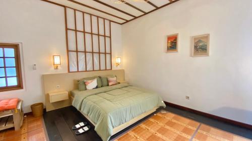 Кровать или кровати в номере Rooftop Suites Pusat Kota Pontianak