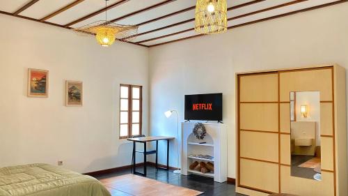 Телевизор и/или развлекательный центр в Rooftop Suites Pusat Kota Pontianak