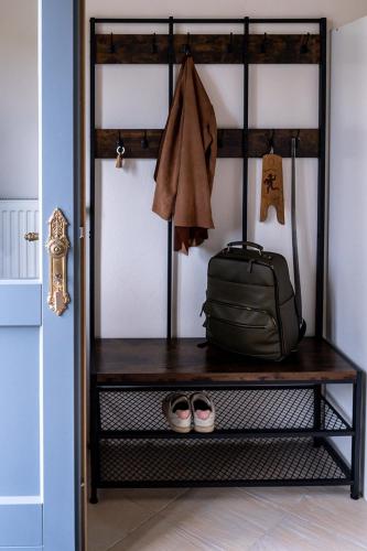 a shelf with a suitcase and a bag at Alte Schule Grambow - Lütt Slaapsteed in Grambow