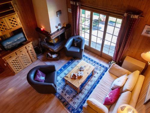 - une vue aérienne sur le salon doté d'un canapé et de chaises dans l'établissement Chalet Chalet Lorila by Interhome, à Villars-sur-Ollon