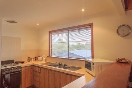 A kitchen or kitchenette at Rainbow House