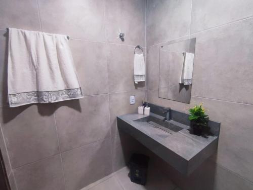 un bagno con lavandino e specchio di Casa Brisas do Caldas! a Cruz