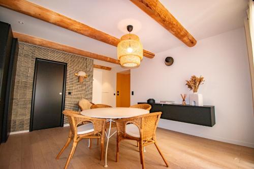 Photo de la galerie de l'établissement Le Baudelaire - magnifique appartement au cœur du centre historique, à Aix-en-Provence