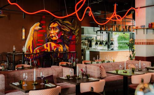 アムステルダムにあるConscious Hotel The Tire Stationのテーブル席のレストラン