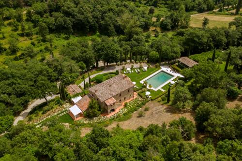 an aerial view of a house with a swimming pool at Villa Rigomagno by MMega in Rigomagno