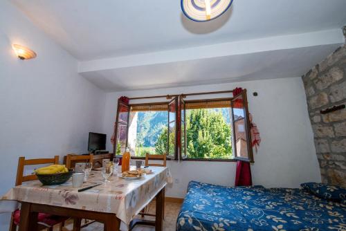 Cette chambre comprend une table, un lit et une fenêtre. dans l'établissement Gîte Gîte 
