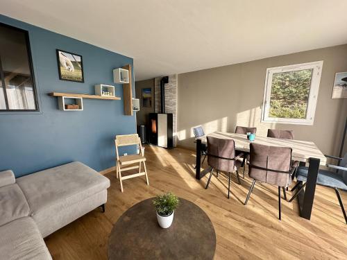 un salon avec un canapé et une table dans l'établissement Cottage Les Pins Stella Plage, à Cucq