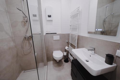 ein Badezimmer mit Dusche, Waschbecken und Toilette in der Unterkunft Stilvoll&Modern-Nähe DUS und CGN in Wuppertal