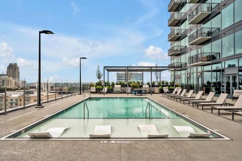 Kolam renang di atau dekat dengan High-Rise Apt Raleigh Free Parking & Sunset View 2
