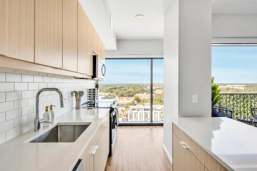 Balkoni atau teres di High-Rise Apt Raleigh Free Parking & Sunset View 2