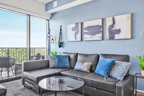 Ruang duduk di High-Rise Apt Raleigh Free Parking & Sunset View 2